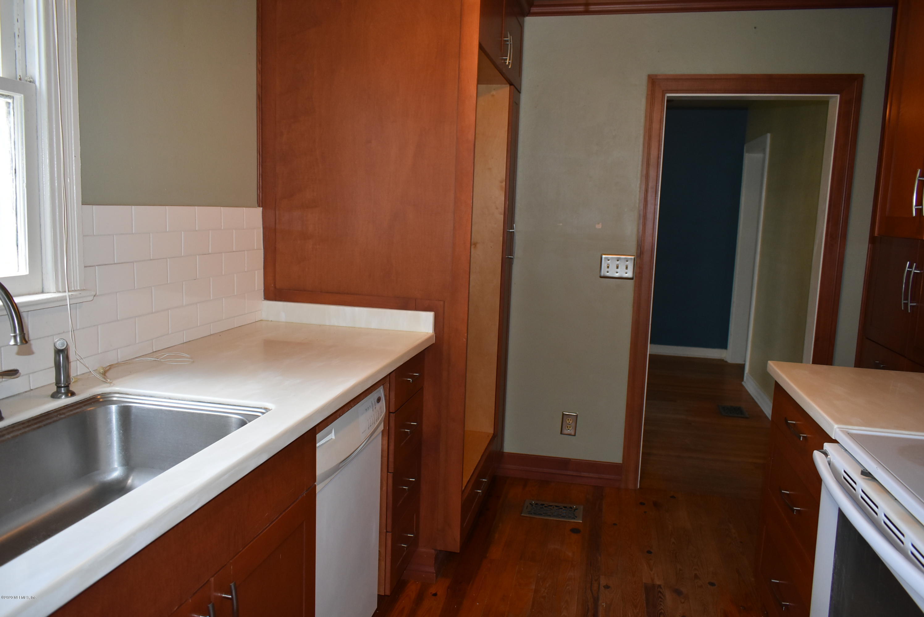 4609 Birkenhead Road Jacksonville, FL 32210 - Photo 27 of 39 Kitchen to Laundry