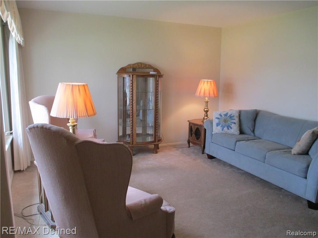 32151 Hayes Road Warren, MI 48088 - Photo 6 of 28 Living room
