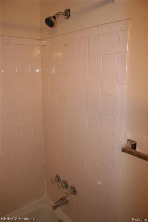 409 West Highland Road, Unit 18 Howell, MI 48843 - Photo 31 of 35 Ceramic Tub Surround