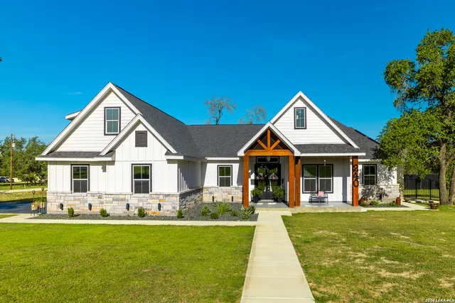 $719,999 | 240 Eagle Rock, Poteet, TX 78065