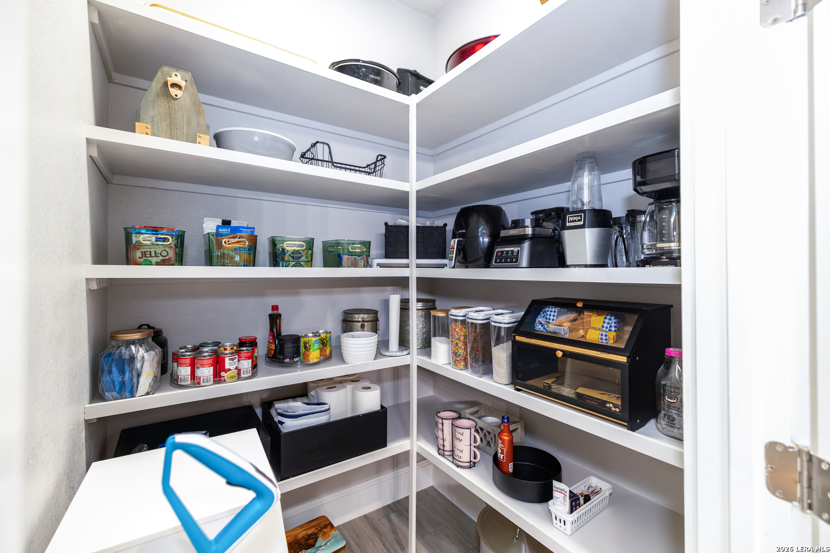 240 Eagle Rock Poteet, TX 78065 - Photo 7 of 25 a room with a book shelf and a book shelf