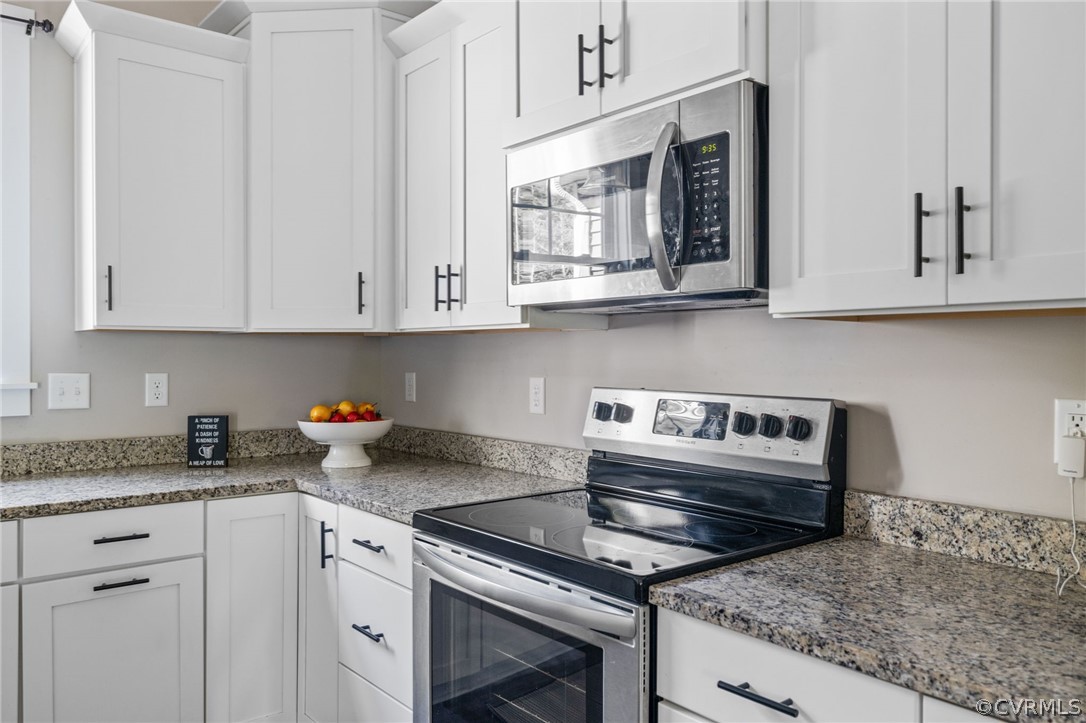 3925 Old Ridge Road Farmville, VA 23901 - Photo 19 of 50 a kitchen with granite countertop a stove a sink and dishwasher