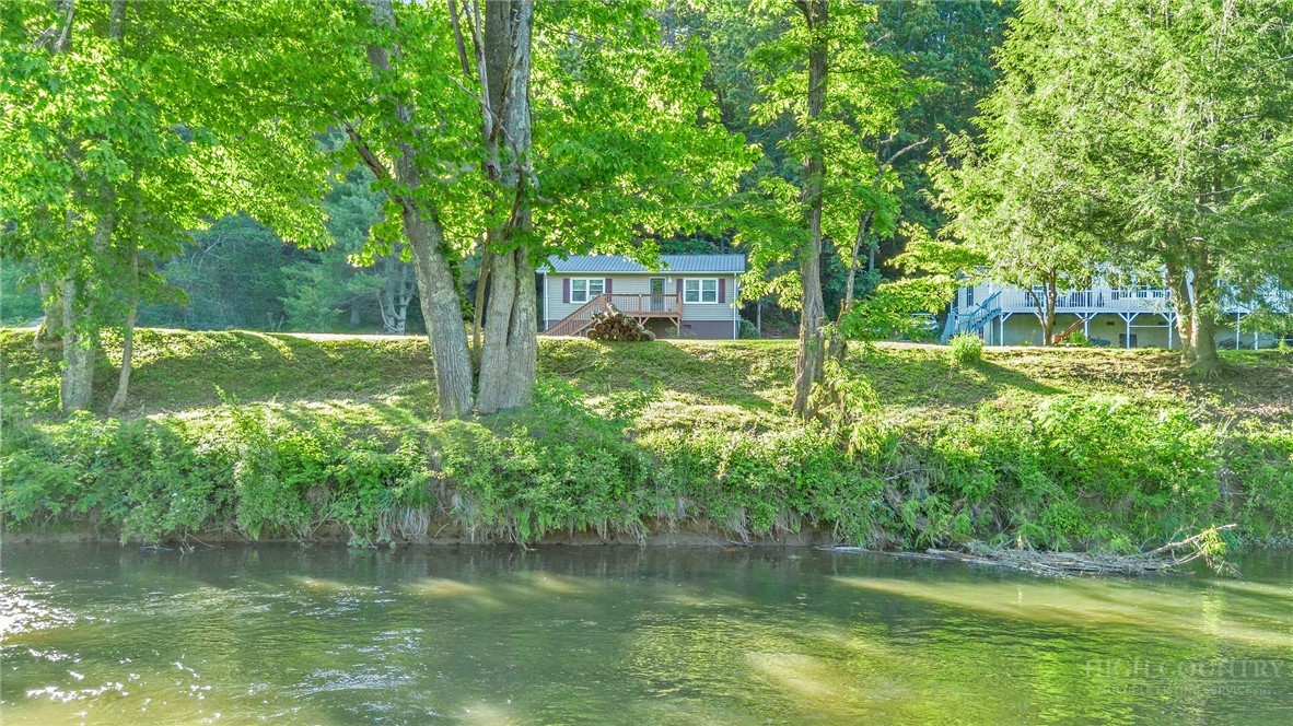 409 Ellis Road West Jefferson, NC 28694 - Photo 4 of 48