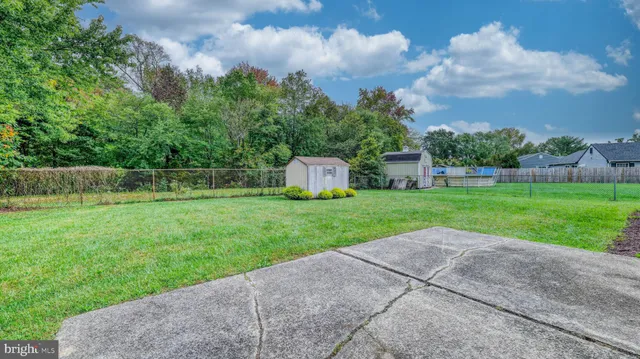 a view of a house with backyard and garden