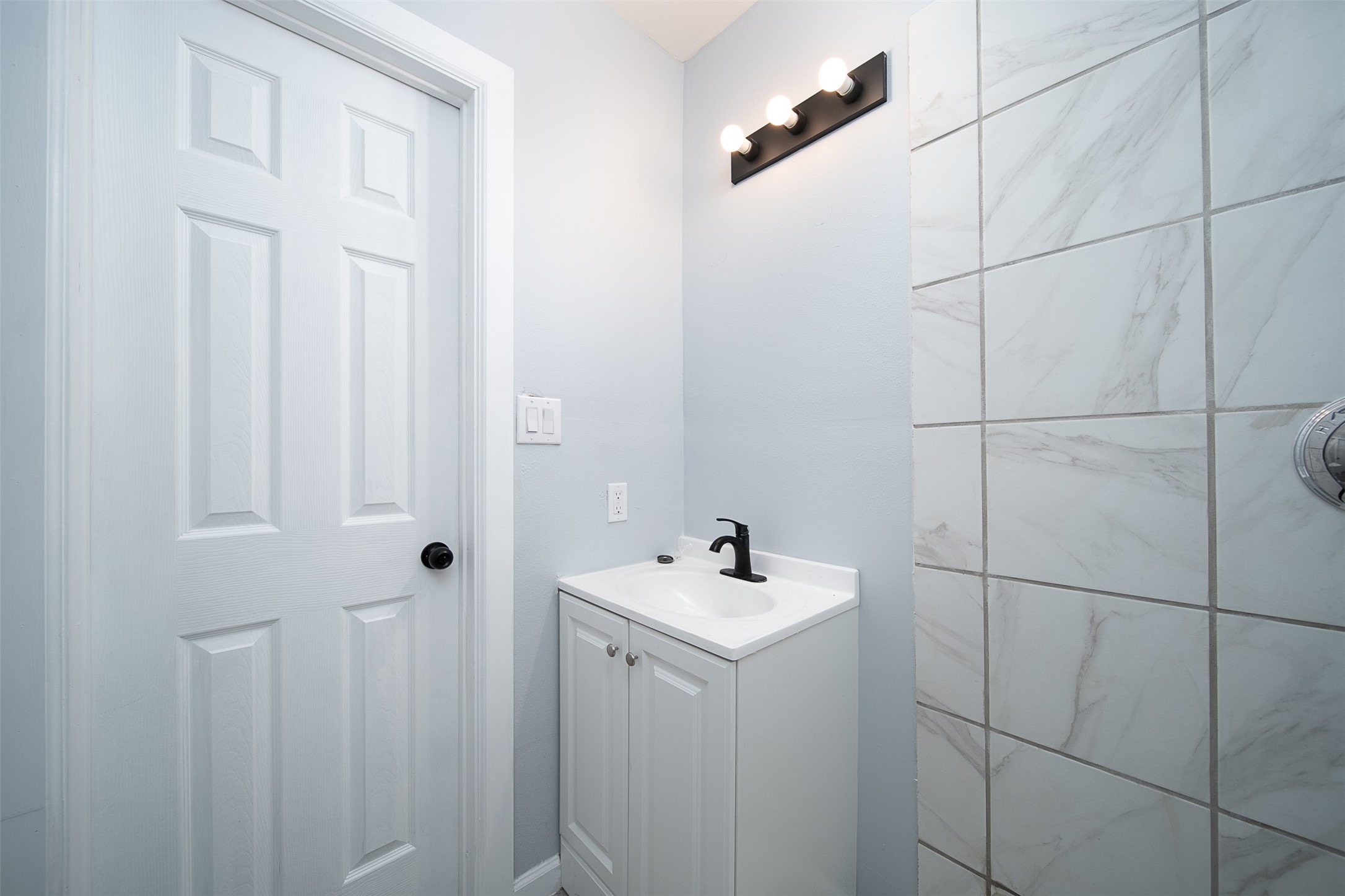 3120 Stonewall Street Houston, TX 77020 - Photo 7 of 18 a bathroom with a sink and mirror