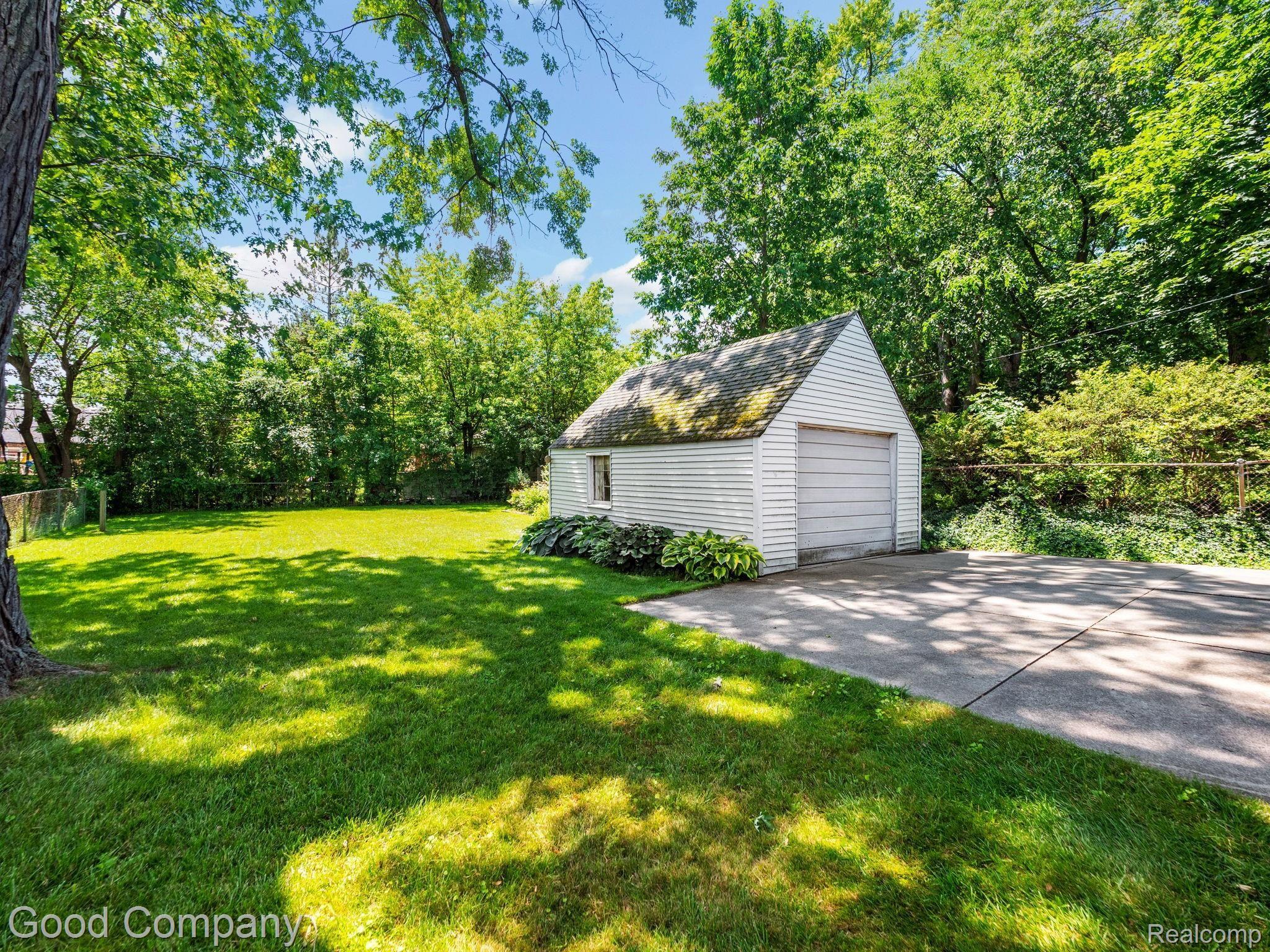 1627 Dorothea Road Berkley, MI 48072 - Photo 44 of 47 P3111868.jpg