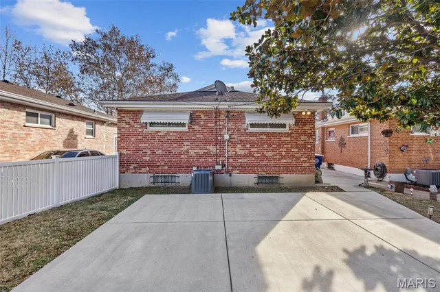 $215,000 | 5619 Arendes Drive, St. Louis, MO 63116