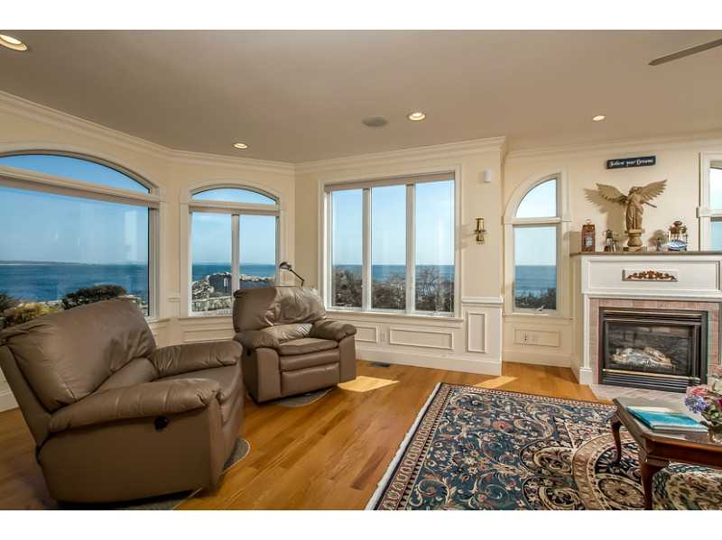 192 Ocean Road Narragansett, RI 02882 - Photo 7 of 25 Living Room.
