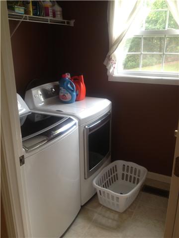 459 Wooten Road Clarksville, TN 37042 - Photo 14 of 20 Laudry room