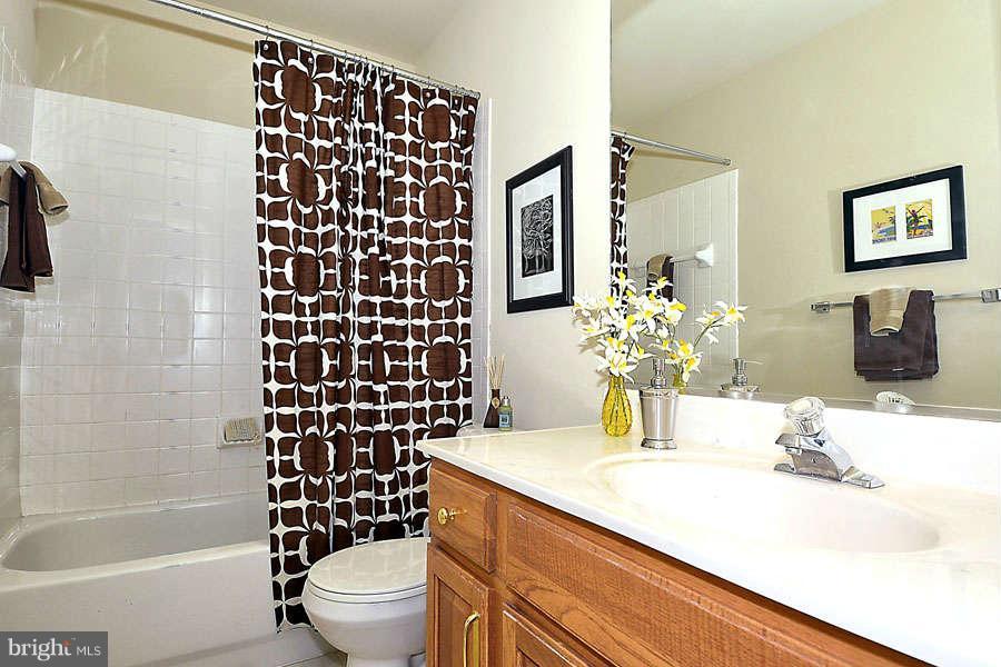 581 Manor Road Severna Park, MD 21146 - Photo 25 of 30 Attractively Appointed Upper Level Bath