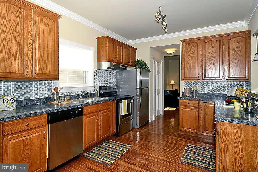 581 Manor Road Severna Park, MD 21146 - Photo 9 of 30 Kitchen with Mosaic Tile / Granite / Stainless
