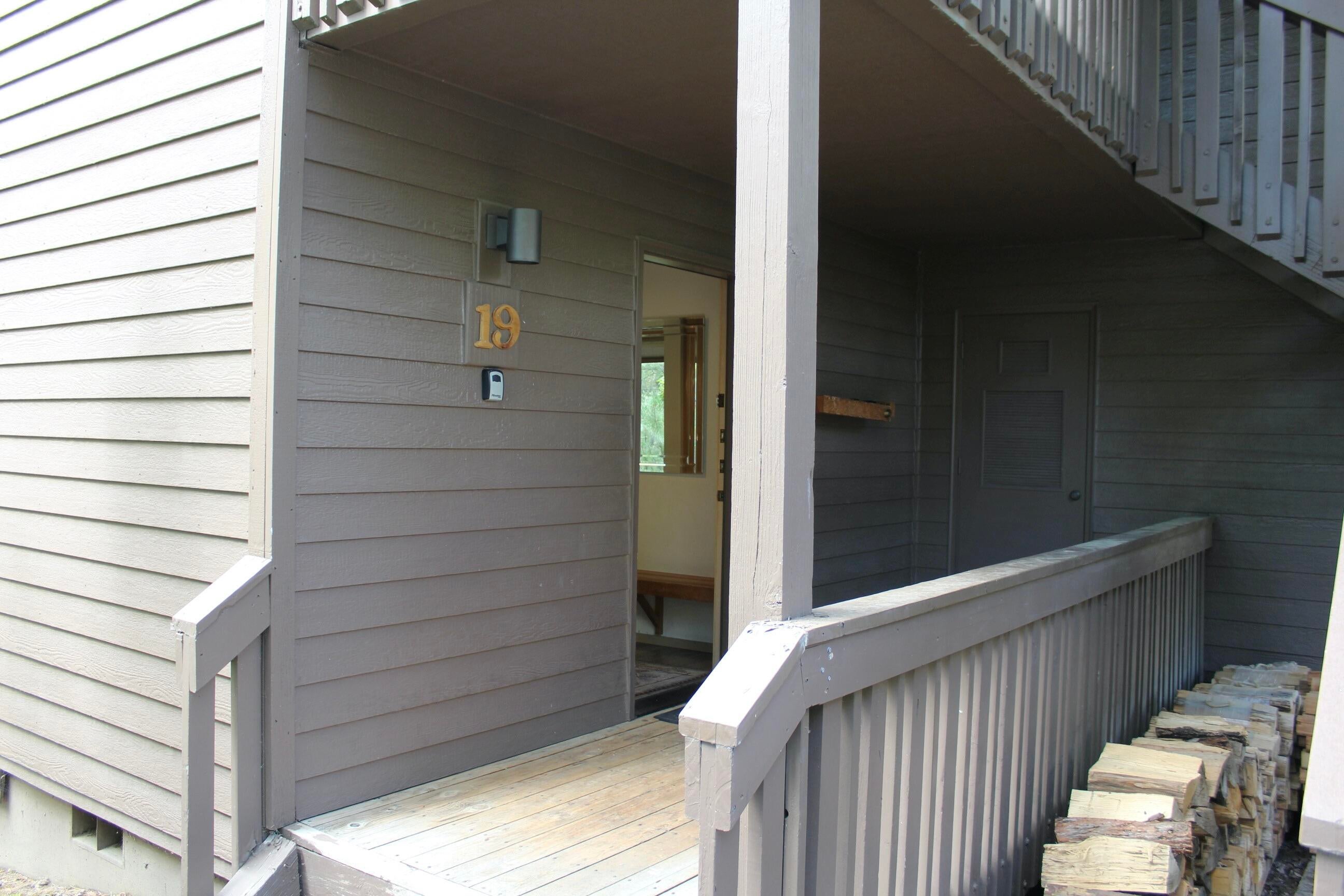 57351 Beaver Ridge Loop, Unit 19B2 Sunriver, OR 97707 - Photo 2 of 22 2-R19
