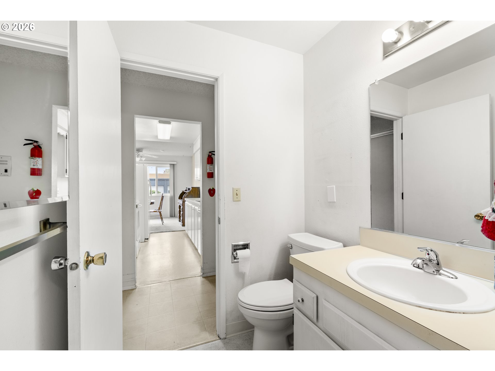 950 Evergreen Road, Unit 110 Woodburn, OR 97071 - Photo 15 of 38 Attached Bathroom #2
