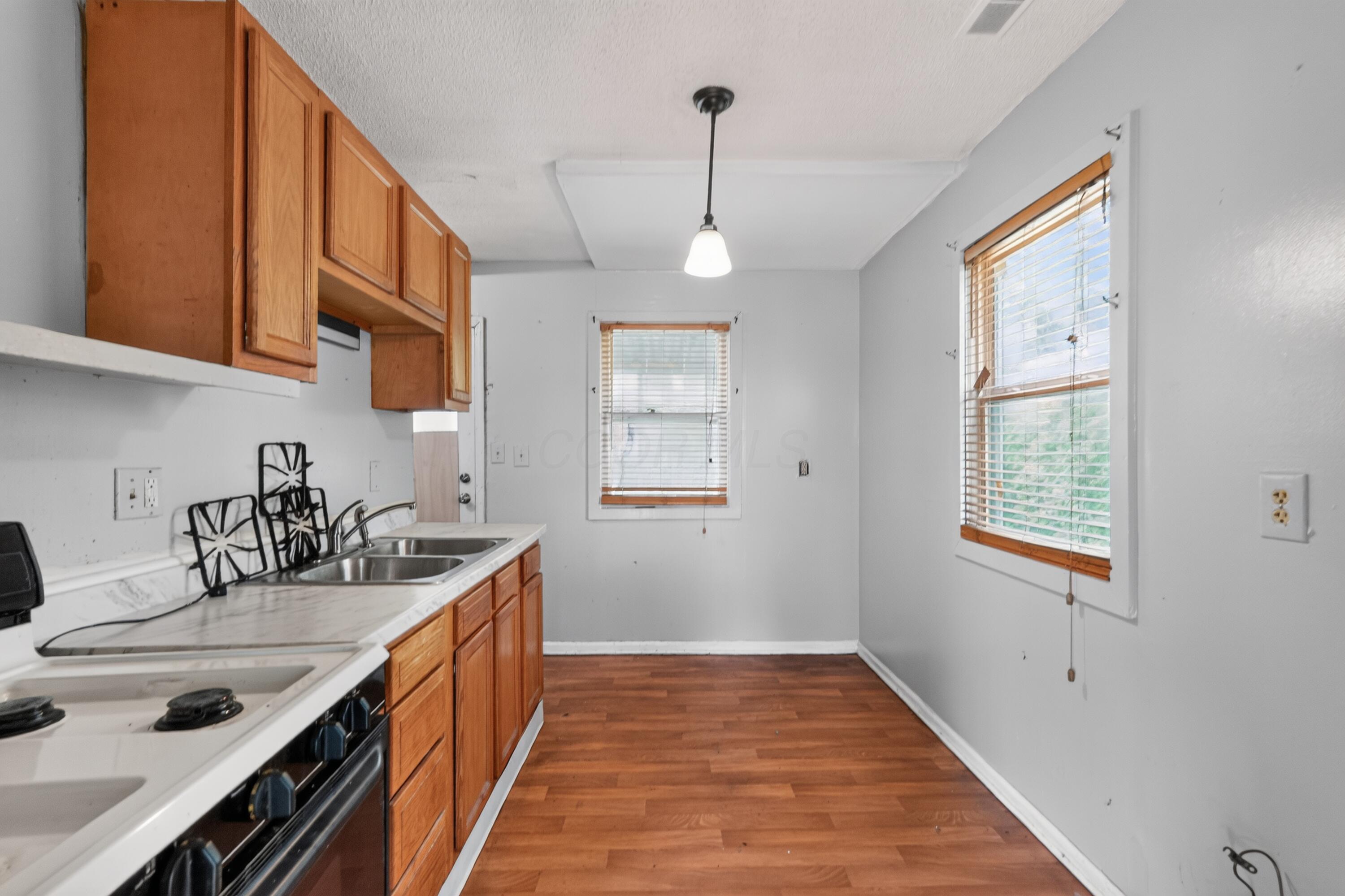 2405 Lindale Road Columbus, OH 43224 - Photo 8 of 16 11_2405_Lindale_Rd-Kitchen-le-4