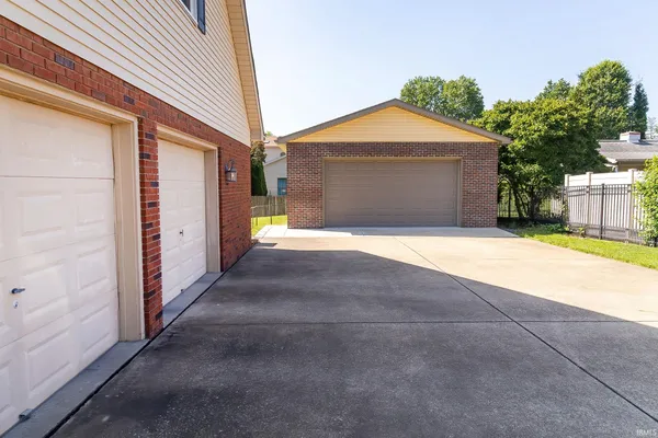 $570,000 | 7699 Hermitage Court, Newburgh, IN 47630