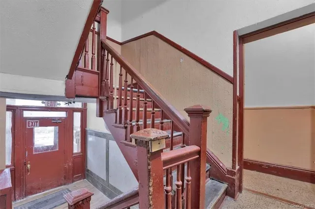 a view of entryway with a front door