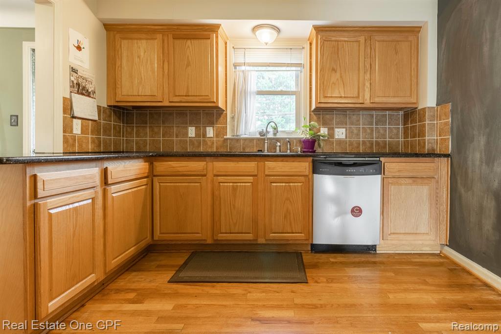 1638 Bournemouth Road Grosse Pointe Woods, MI 48236 - Photo 11 of 31