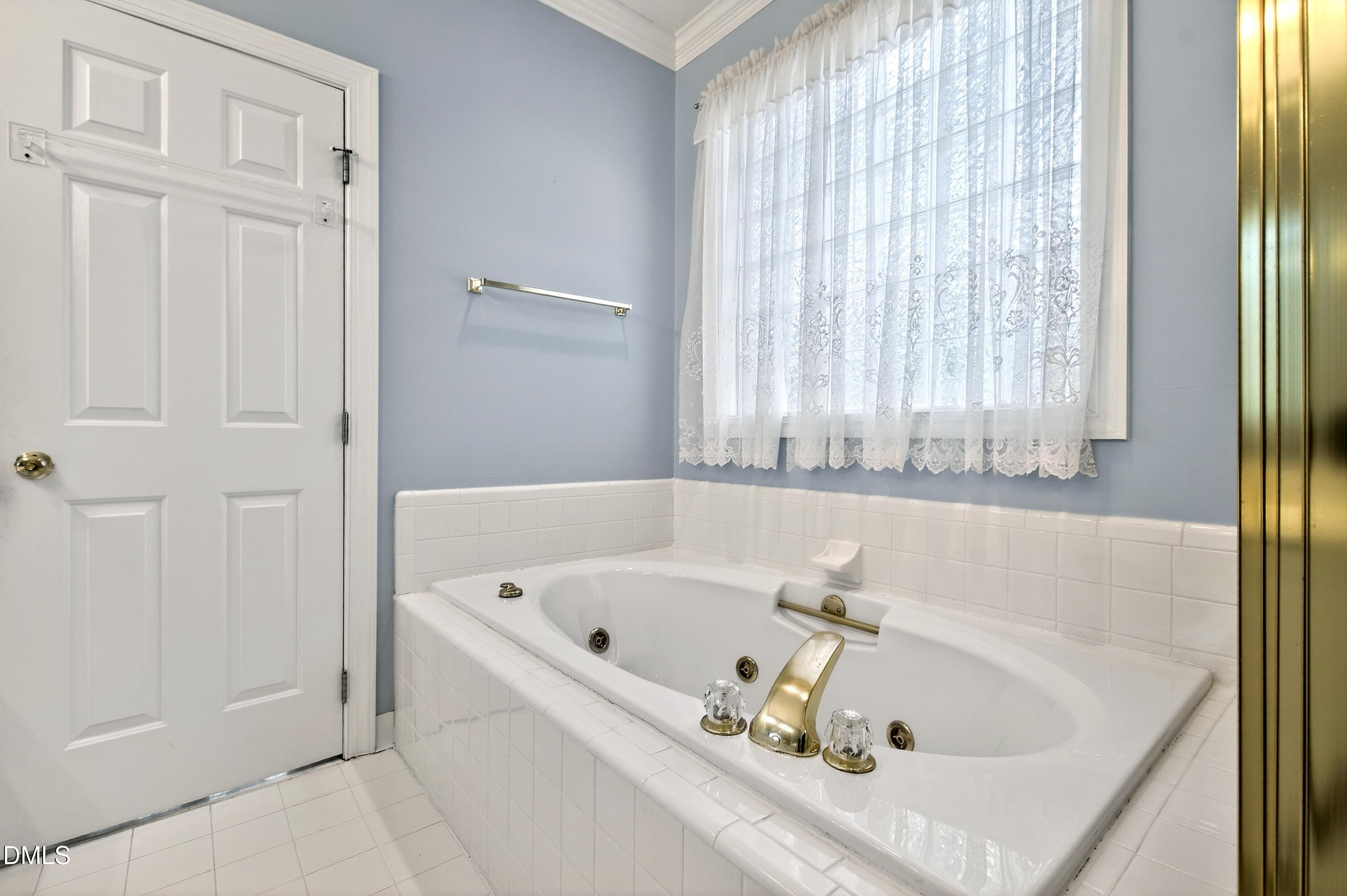 913 Tanworth Drive Raleigh, NC 27615 - Photo 26 of 48 a bathroom with bathtub and window