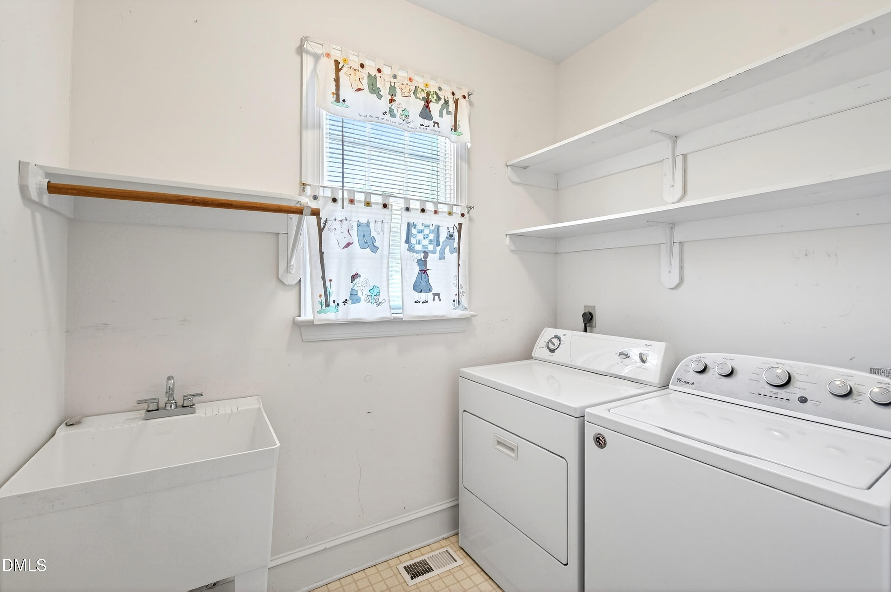 913 Tanworth Drive Raleigh, NC 27615 - Photo 28 of 48 a utility room with dryer and washer