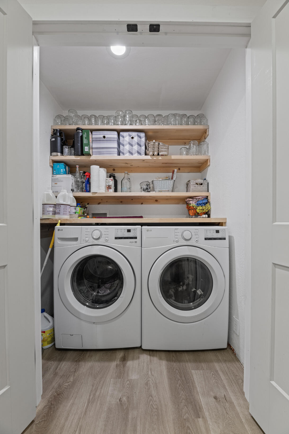 3747 Hilsinger Road Phoenix, OR 97535 - Photo 8 of 34 a utility room with dryer and washer