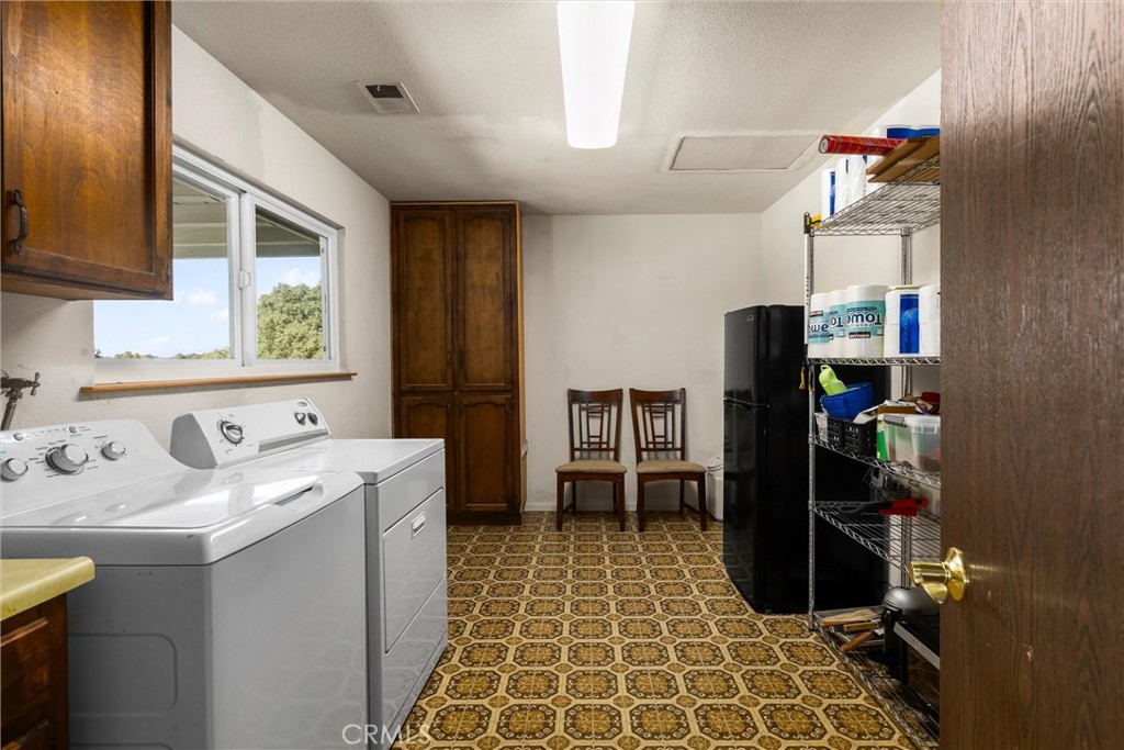 6975 San Gabriel Road Atascadero, CA 93422 - Photo 22 of 38 Laundry/Mud Room