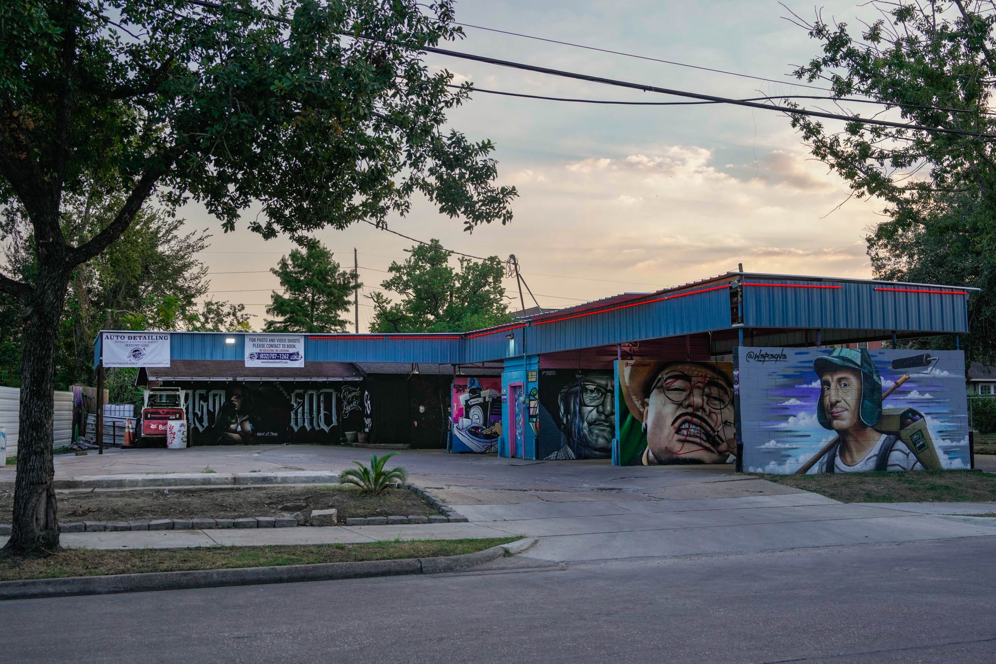 4400 Canal Street Houston, TX 77011 - Photo 5 of 25 a front view of a house with garden