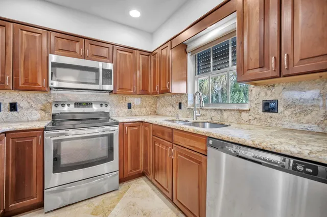 $2,500 | 2400 Northeast 36th Street, Unit 7, Lighthouse Point, FL 33064