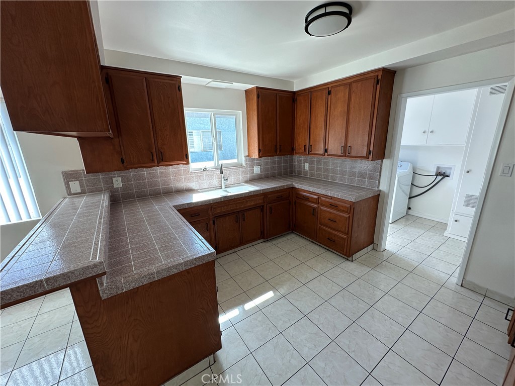 4476 West 140th Street Hawthorne, CA 90250 - Photo 4 of 17 Kitchen