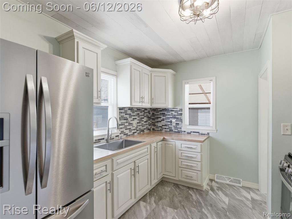 2449 North Genesee Road Burton, MI 48509 - Photo 6 of 40
