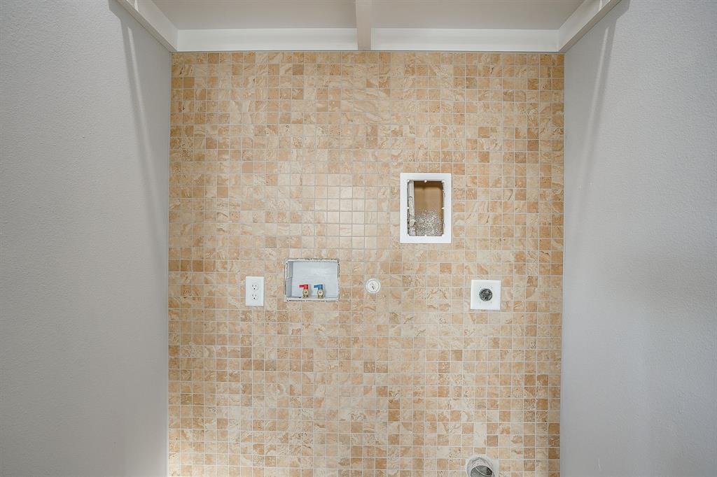 116 Overlook Trail Azle, TX 76020 - Photo 9 of 40 Washer and dryer hookup