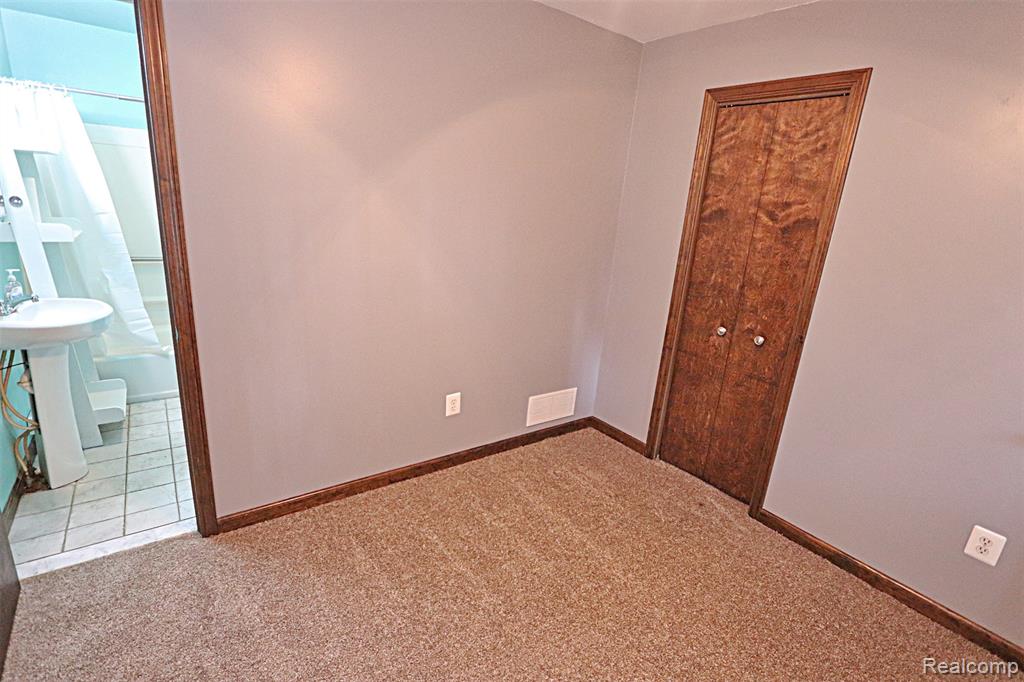19554 Farmington Road Livonia, MI 48152 - Photo 37 of 40