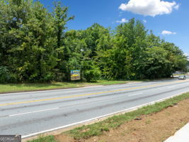 5655 Covington Highway Decatur, GA 30035 - Photo 10 of 15 a view of a yard and basketball court