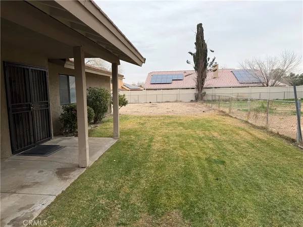 a view of a house with backyard and garden