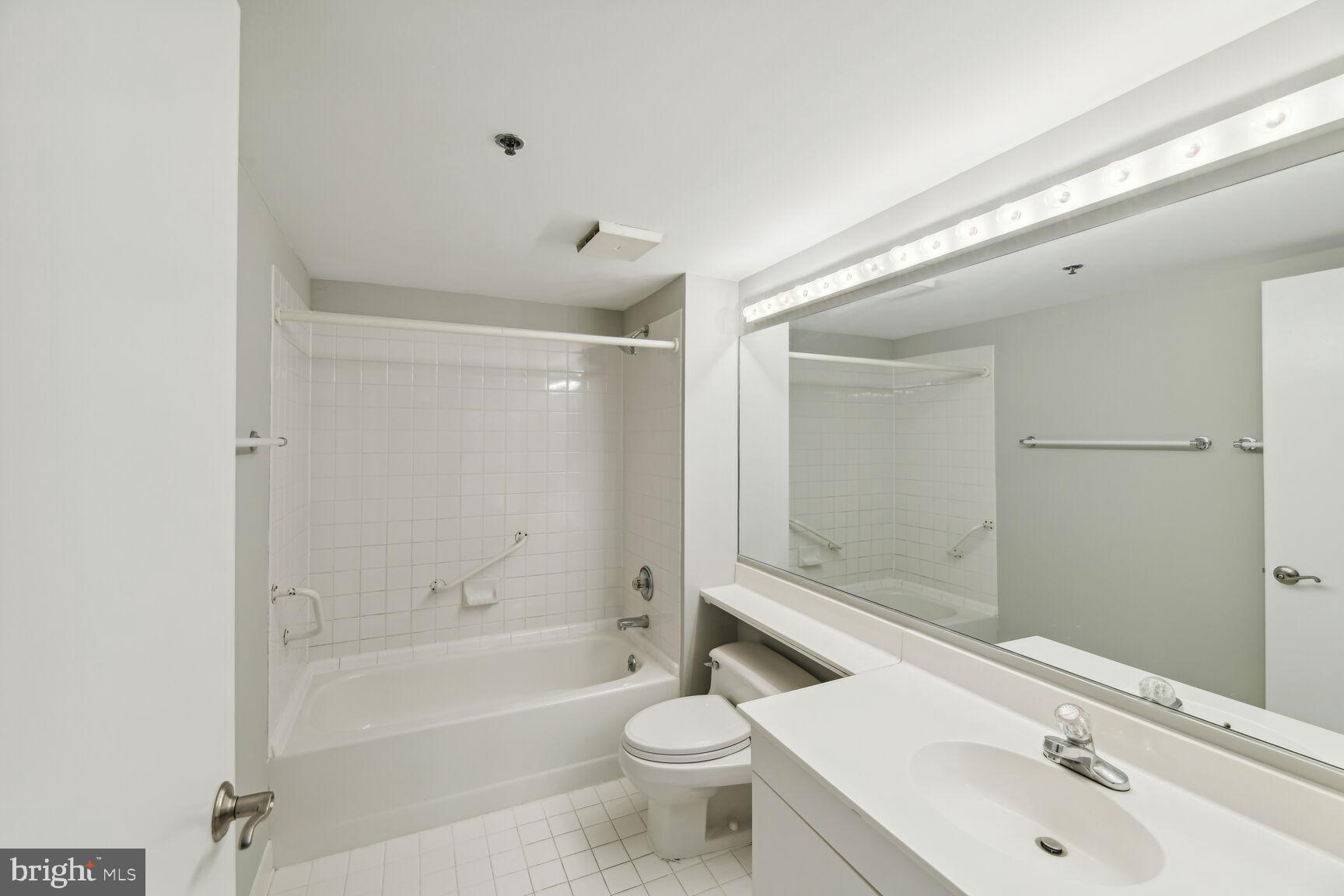 1275 25th Street Northwest, Unit 607 Washington, DC 20037 - Photo 12 of 21 Full Bathroom