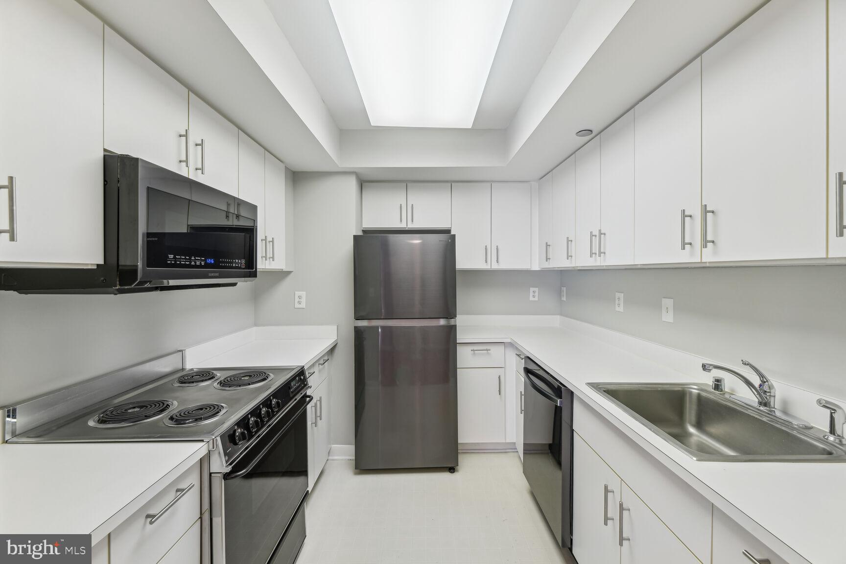 1275 25th Street Northwest, Unit 607 Washington, DC 20037 - Photo 7 of 21 Kitchen