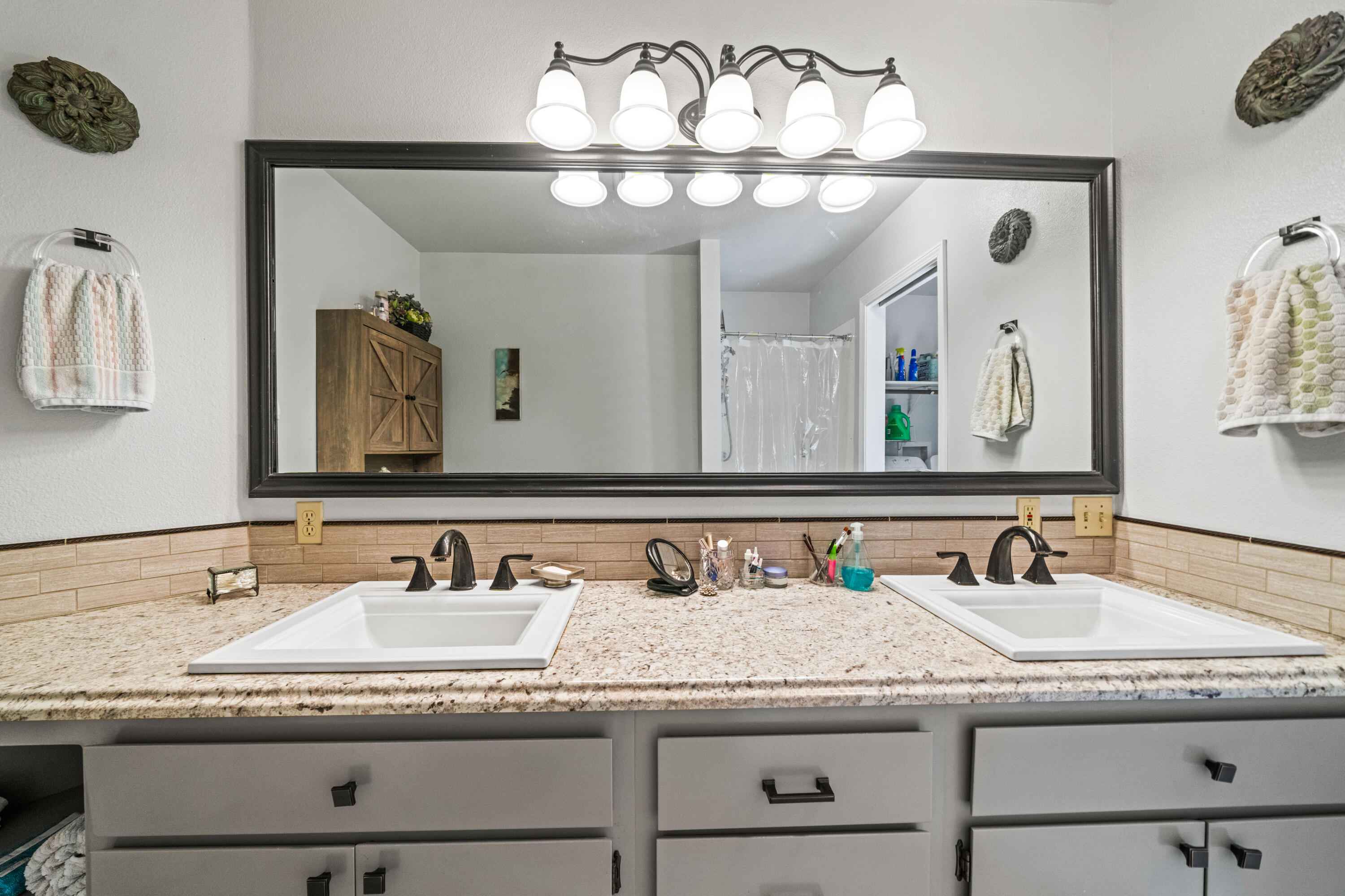 7120 Pit Road Redding, CA 96001 - Photo 12 of 39 Master bath