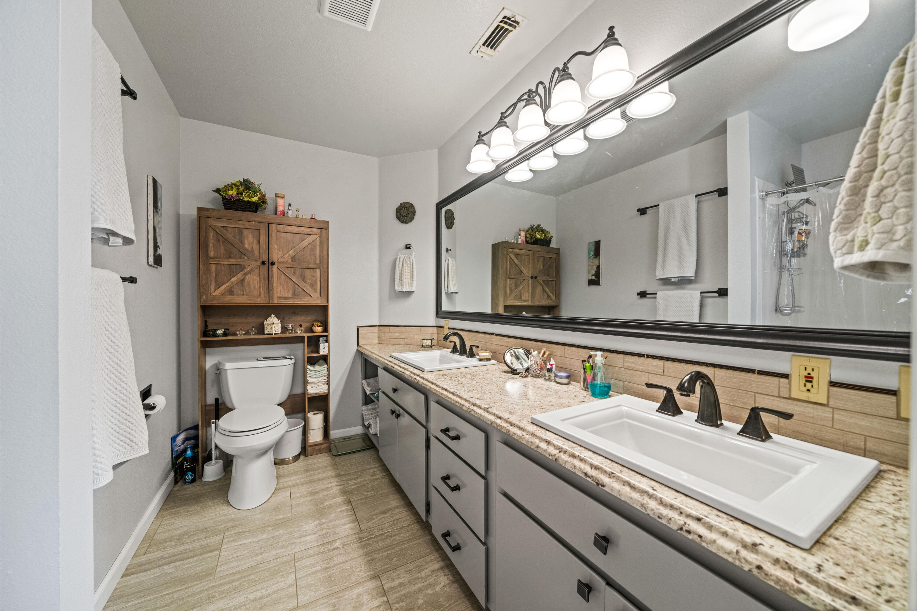 7120 Pit Road Redding, CA 96001 - Photo 13 of 39 Master bath