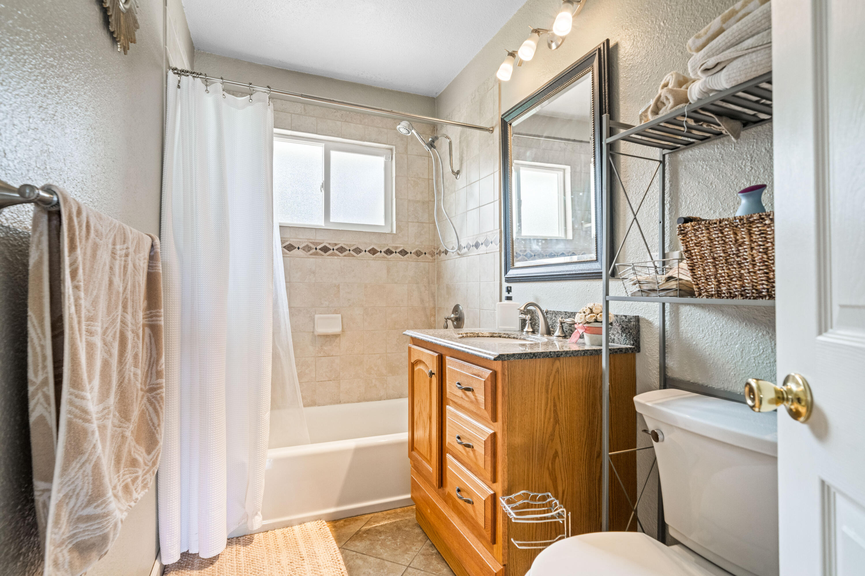 7120 Pit Road Redding, CA 96001 - Photo 16 of 39 Hall bath