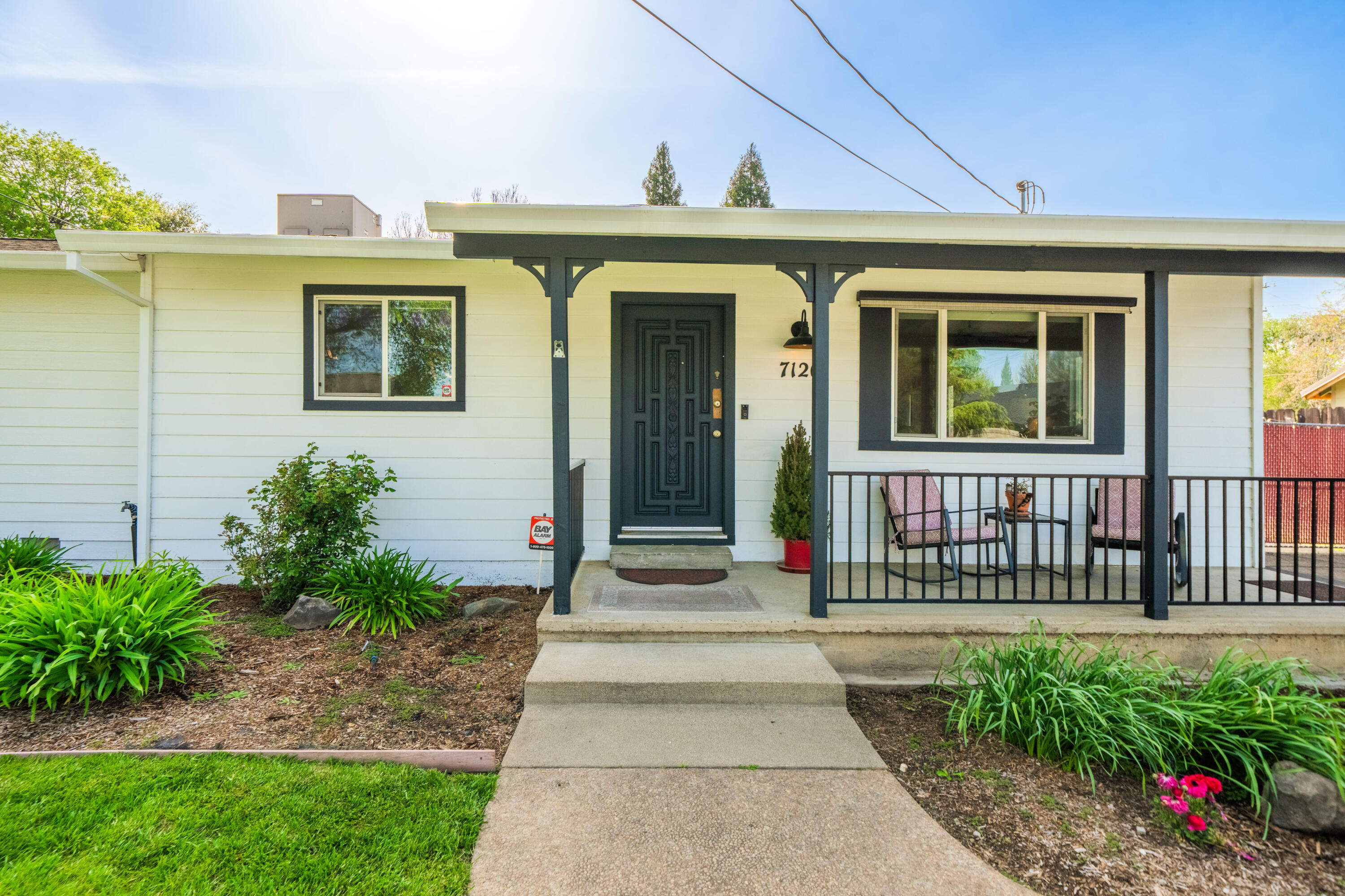 7120 Pit Road Redding, CA 96001 - Photo 2 of 39 Front porch