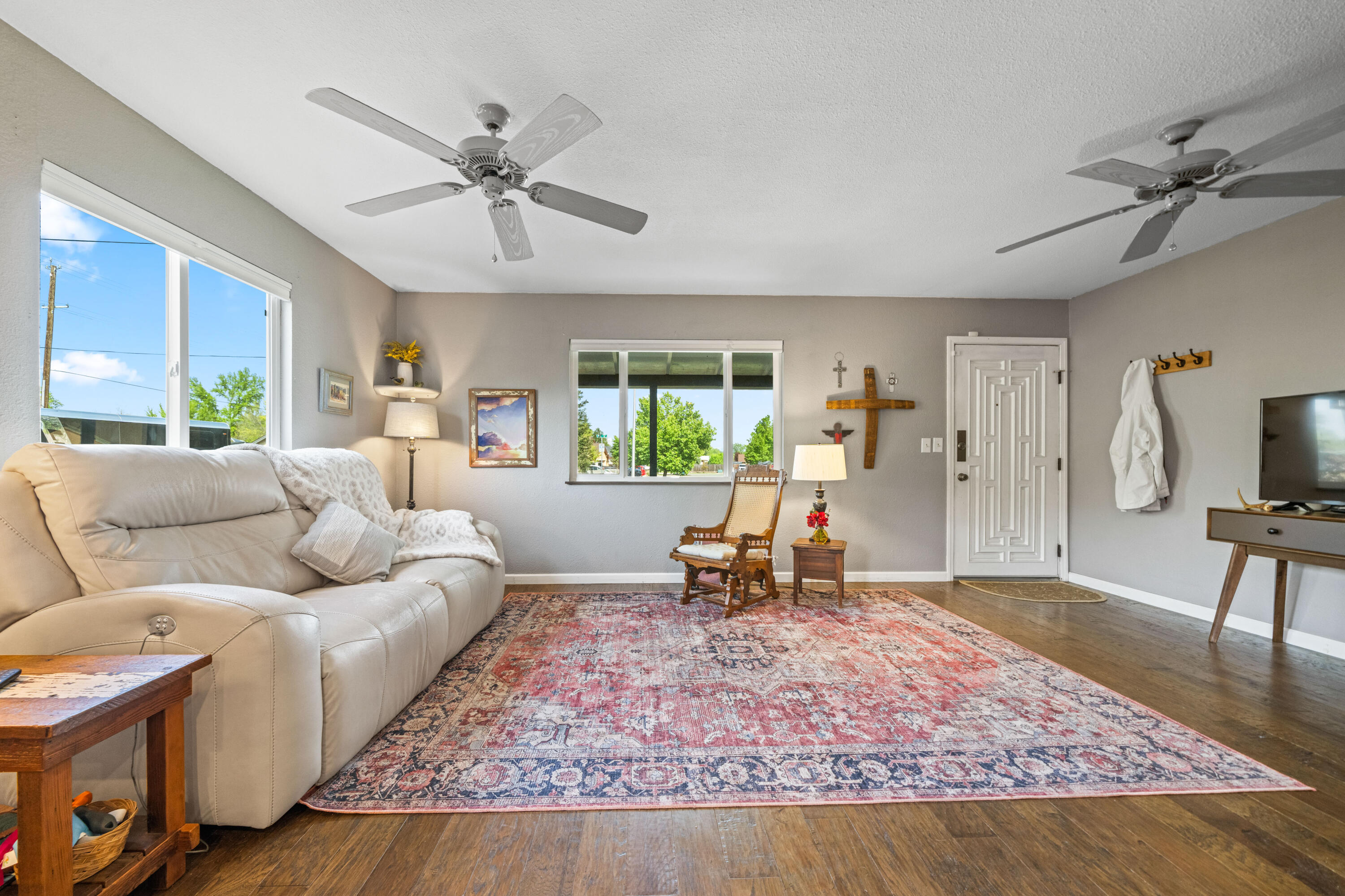 7120 Pit Road Redding, CA 96001 - Photo 3 of 39 Living room