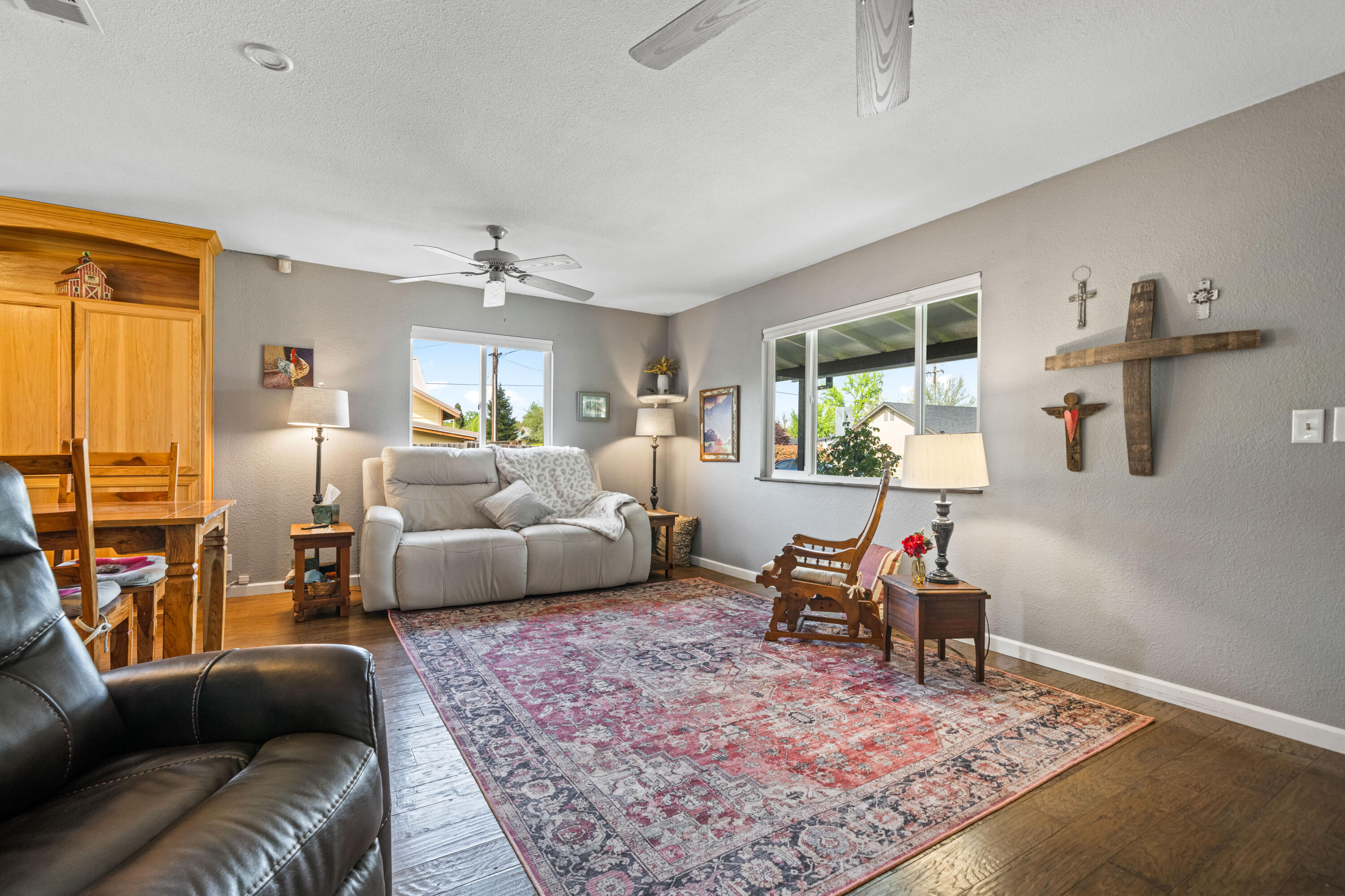 7120 Pit Road Redding, CA 96001 - Photo 4 of 39 Living room