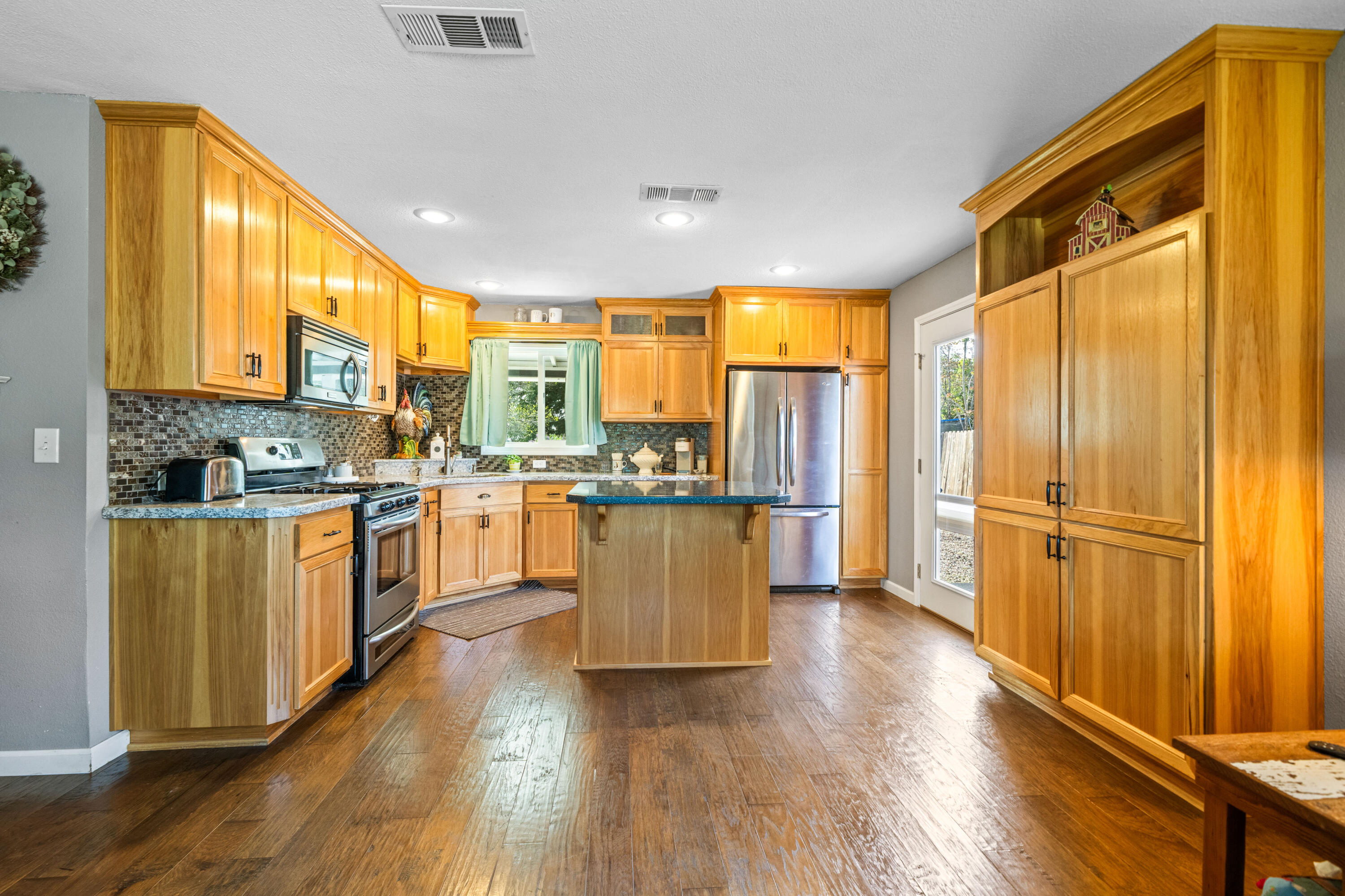 7120 Pit Road Redding, CA 96001 - Photo 5 of 39 Kitchen