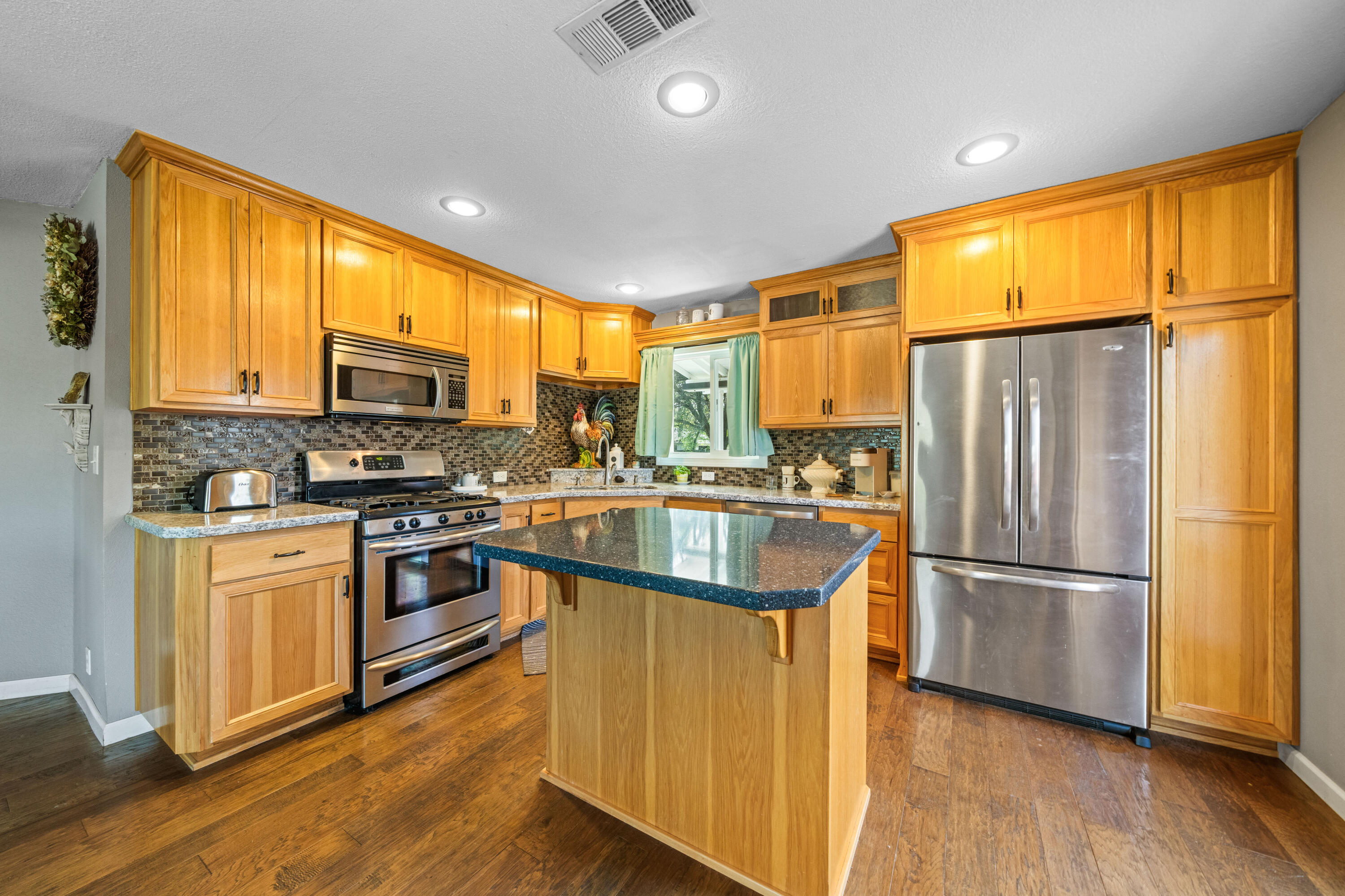 7120 Pit Road Redding, CA 96001 - Photo 6 of 39 Kitchen