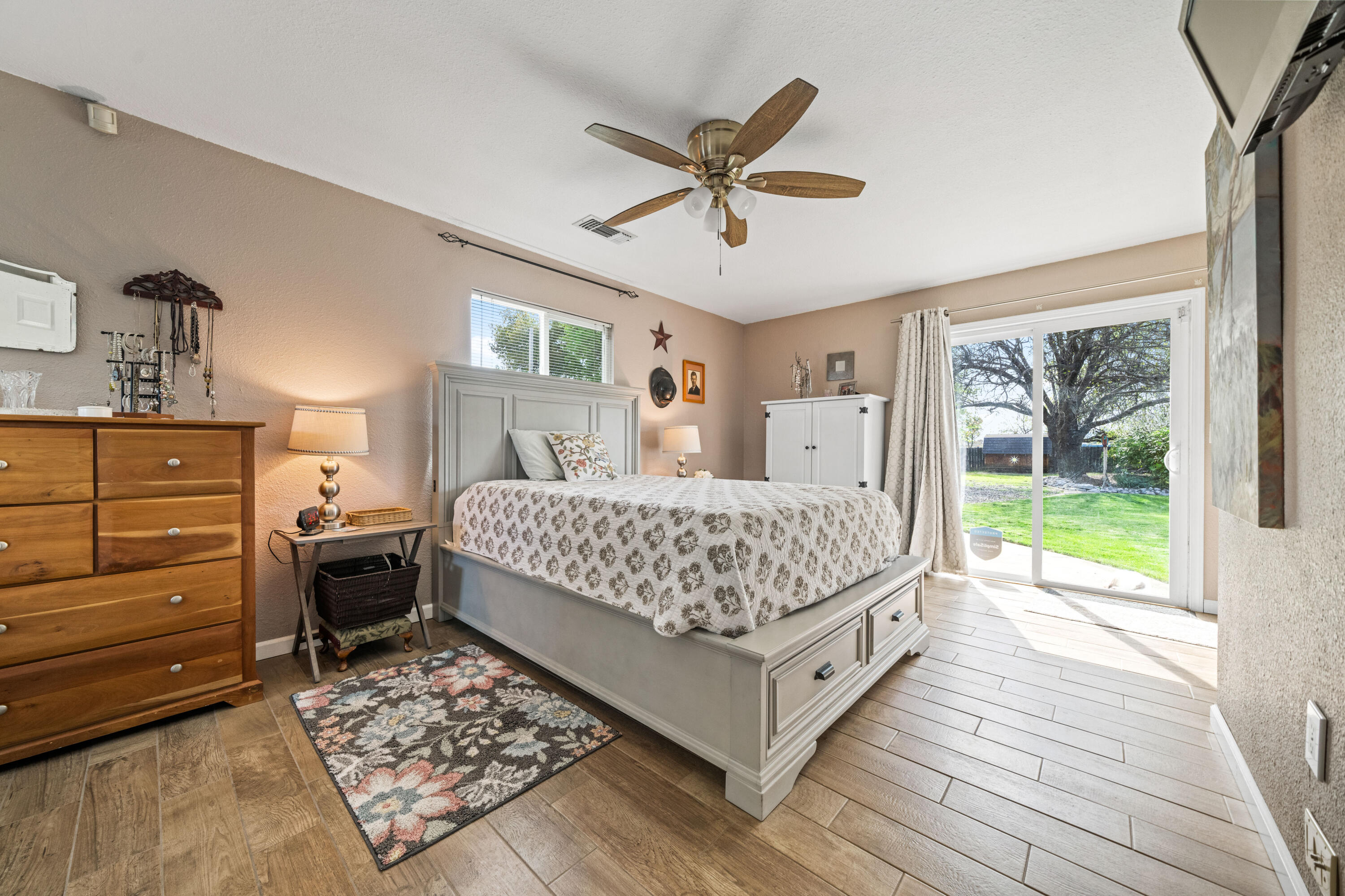 7120 Pit Road Redding, CA 96001 - Photo 9 of 39 Master bedroom