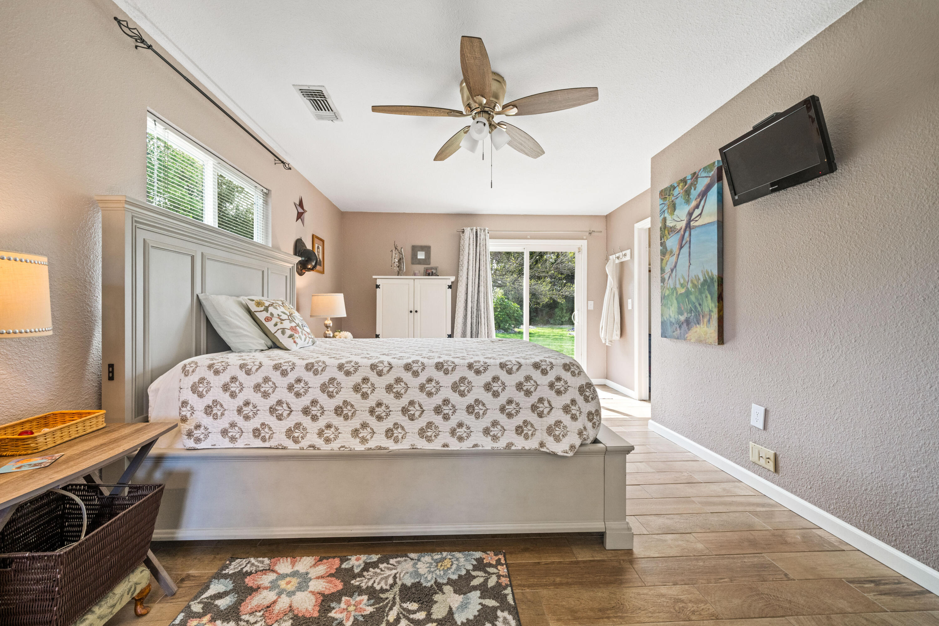 7120 Pit Road Redding, CA 96001 - Photo 10 of 39 Master bedroom