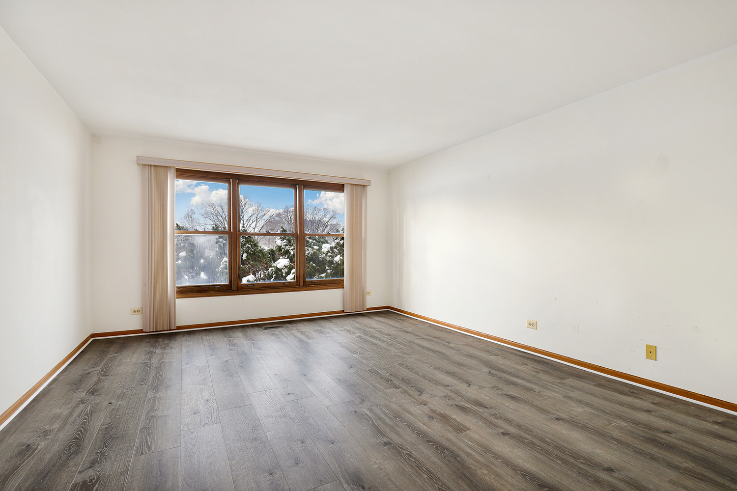 14518 Golf Road Orland Park, IL 60462 - Photo 18 of 42 an empty room with wooden floor and window