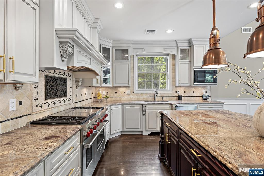 56 Lilac Lane Paramus, NJ 07652 - Photo 5 of 33