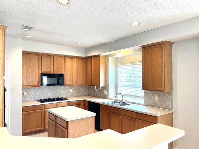 $2,700 | 7728 Parkwood Plaza Drive, Fort Worth, TX 76137