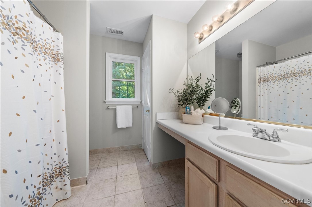 4611 Rockfield Road North Chesterfield, VA 23237 - Photo 26 of 40 Full bathroom in hallway