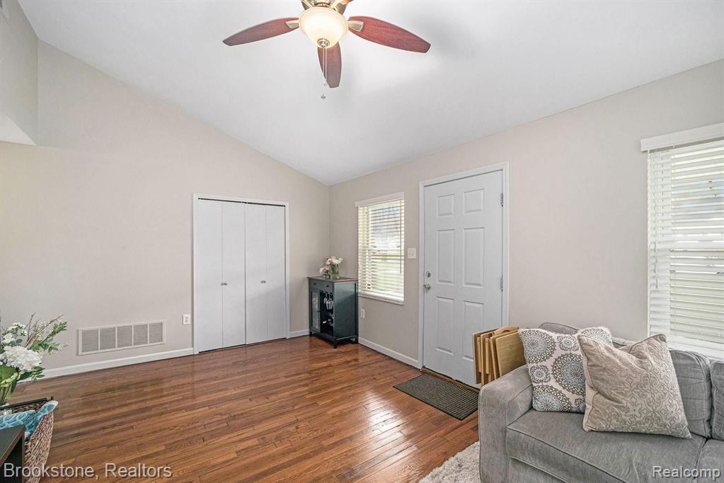 4108 Kent Road Royal Oak, MI 48073 - Photo 7 of 26